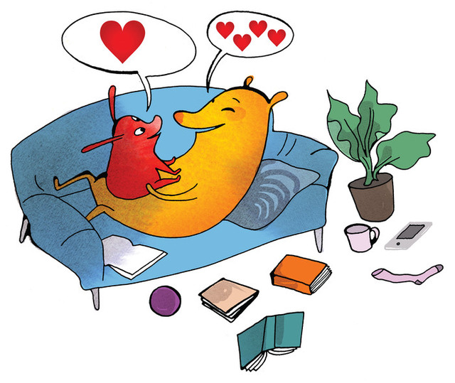 Illustration där en stor figur ligger i en soffa och har en liten figur som sitter i famnen. Från båda kommer pratbubblor med hjärtan. På golvet ligger böcker, en läsplatta, och andra föremål.