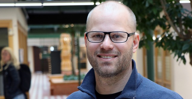 Jens Nygren är professor i hälsoinnovation vid Akademin för hälsa och välfärd på Högskolan i Halmstad. Han och hans forskargrupp har fått i uppdrag att följa införandet av Välmående ger resultat i Halland. 