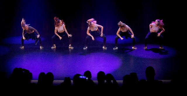 Fem dansare på scen.