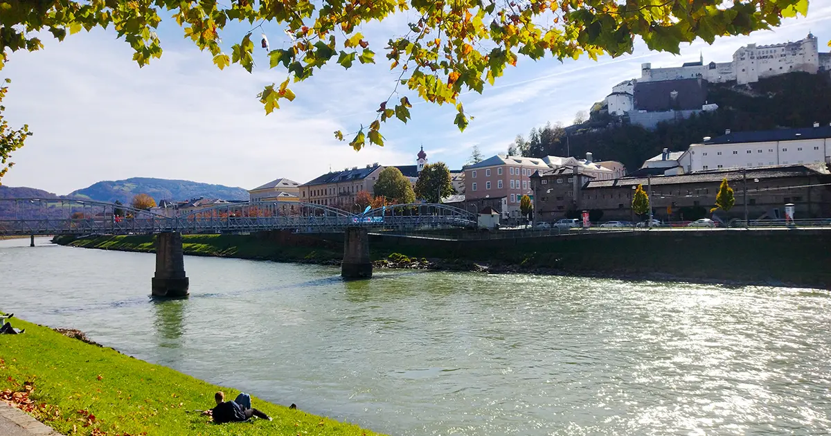 Floden Salzach som rinner genom Salzburg.