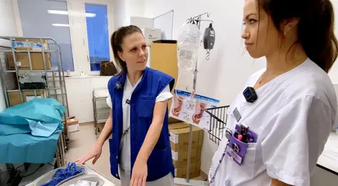 Två kvinnor i vårdkläder i en sjukhusmiljö